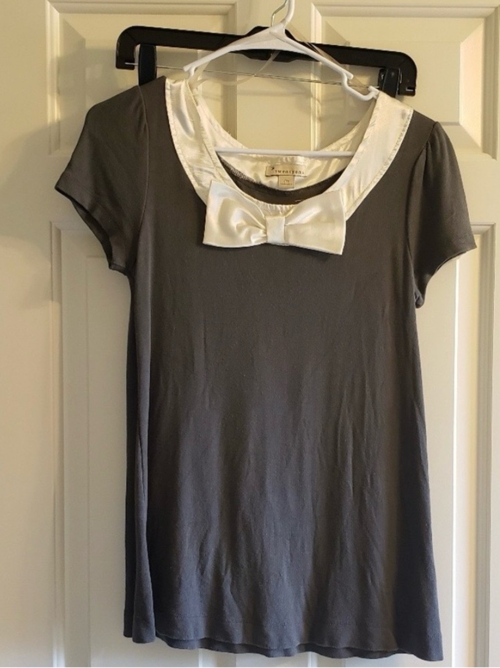 Forever 21 Gray Short Sleeve Top with Cream Bow Collar